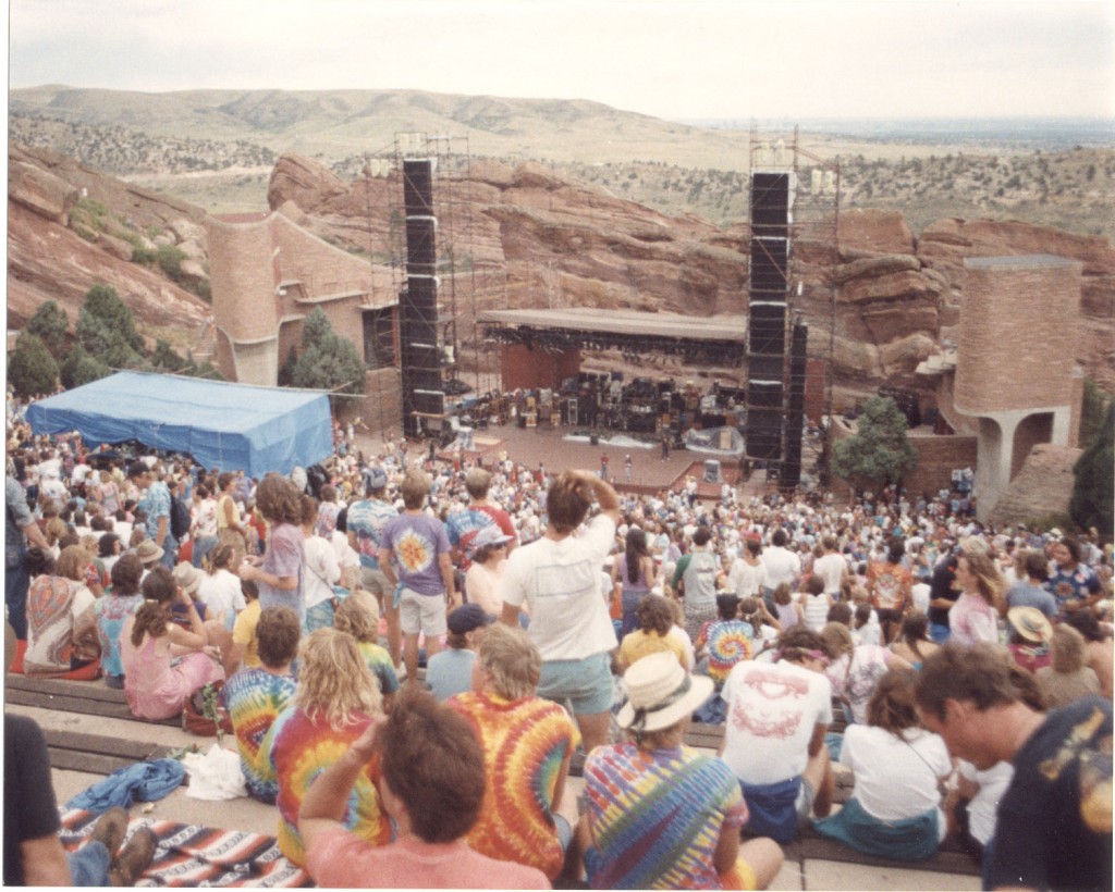 Red_Rocks_Amphitheater_with_deadheads_waiting_to_start_taken_8-11-1987