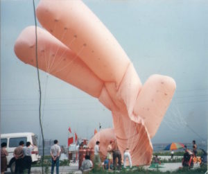 A giant balloon puppet featred in the Taipei Breaking Sky Festival, 1994. Image courtesy of Yao Jui-Chung.